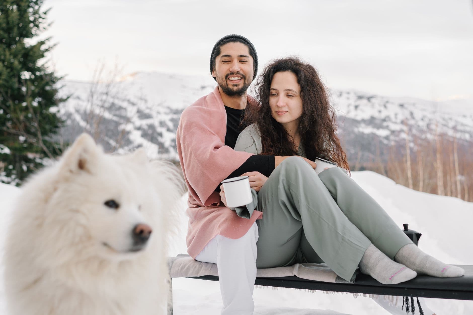 Café sur un balcon de chalet face aux pistes
