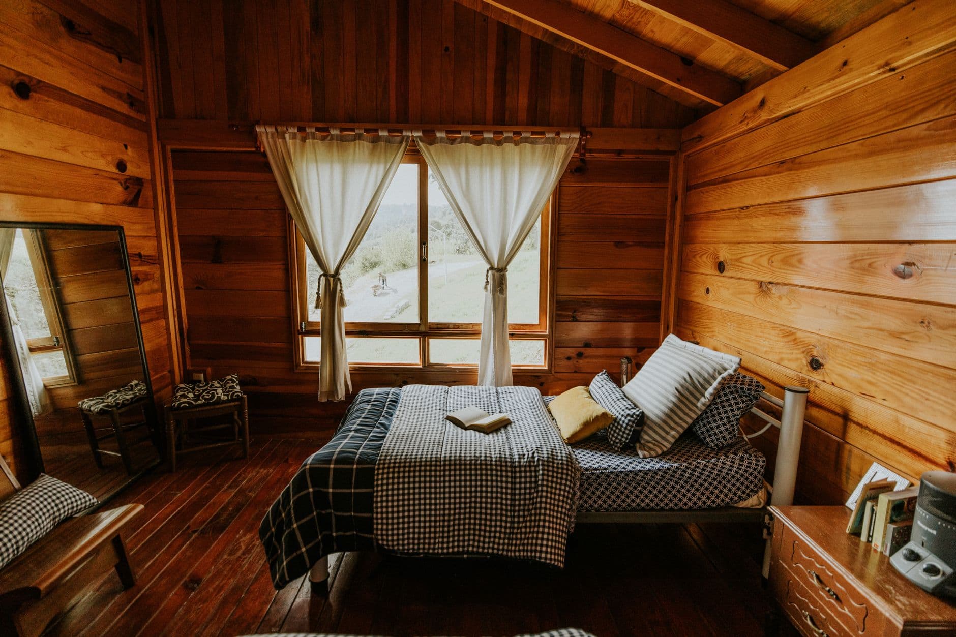 Chambre d'un chalet de montagne, literie et boiseries