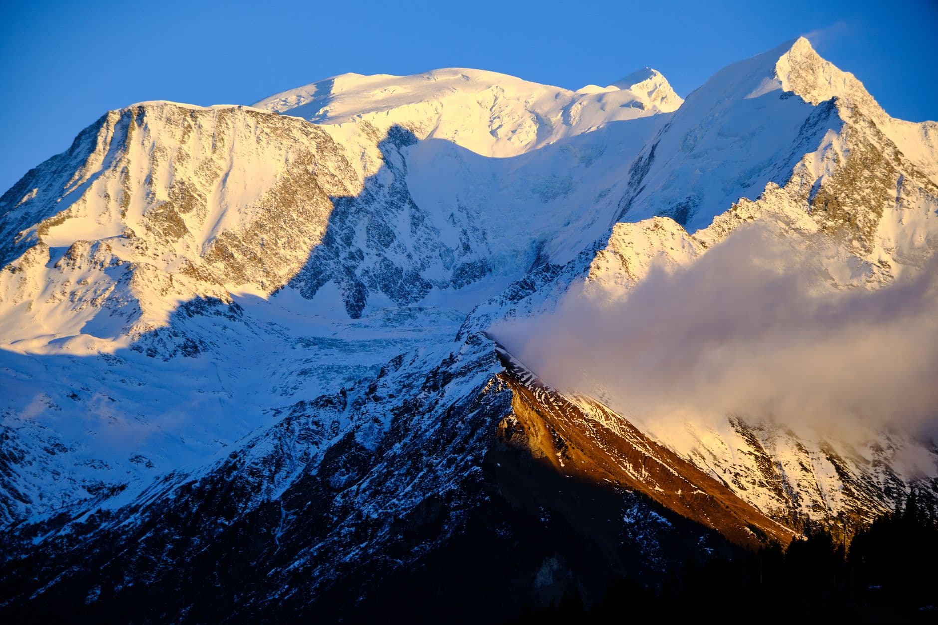 Panorama de sommets enneigés des Alpes
