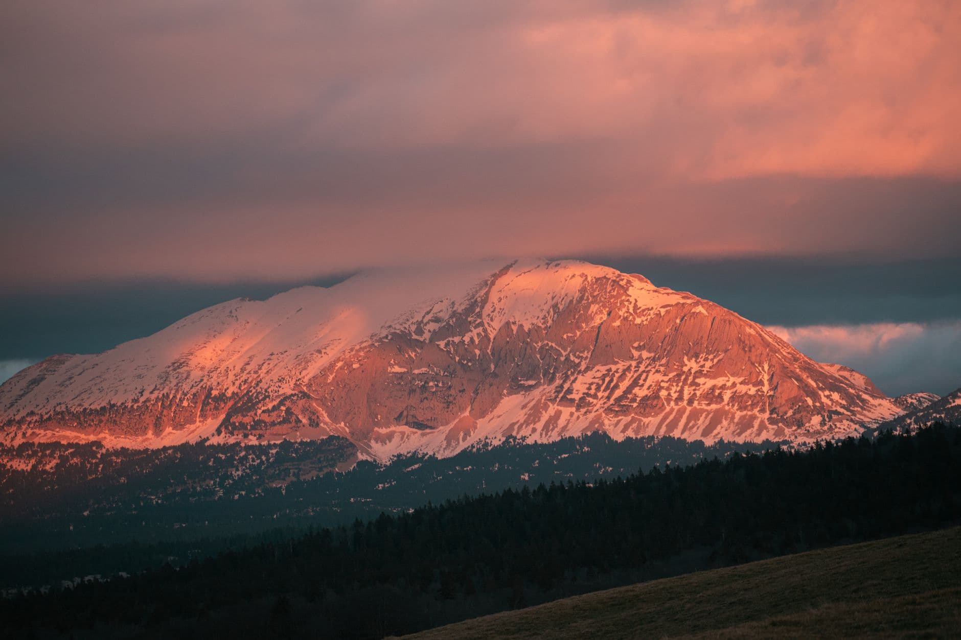 Panorama des Alpes enneigées en fin de journée