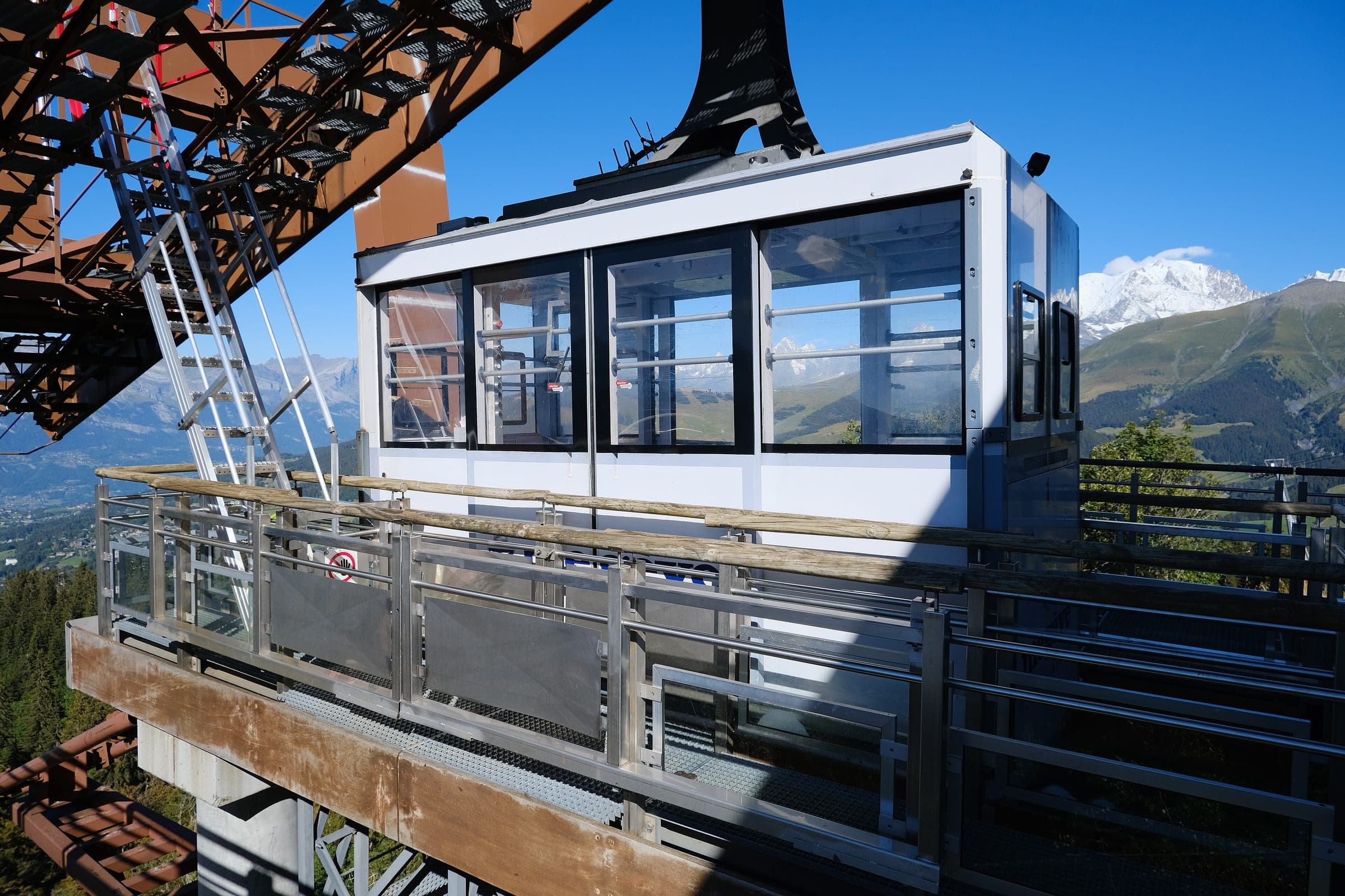 Cabine blanche du téléphérique de Rochebrune en gare, le Mont Blanc au fond, Megève