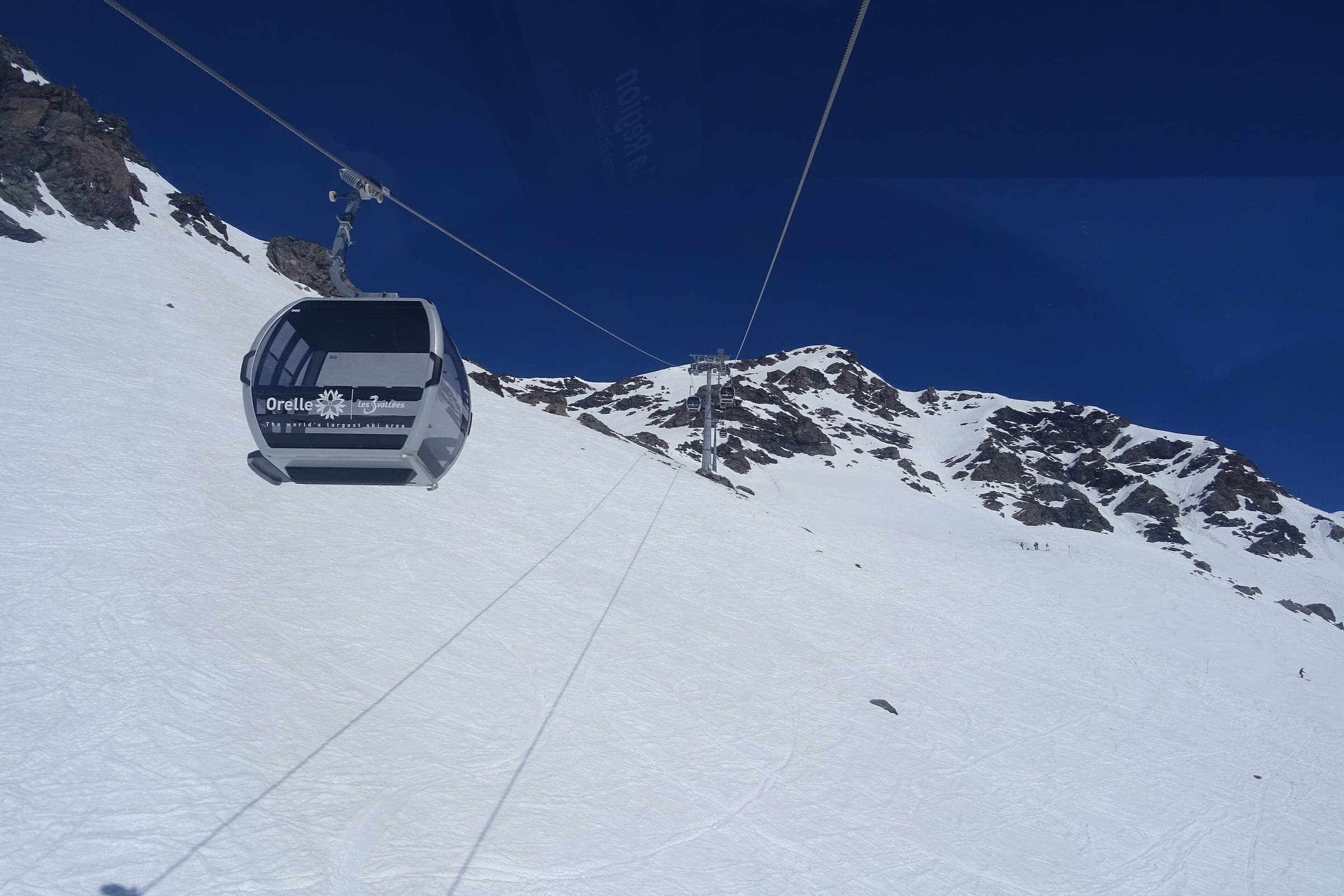 Cabine de la télécabine d'Orelle au-dessus des pistes enneigées, Val Thorens