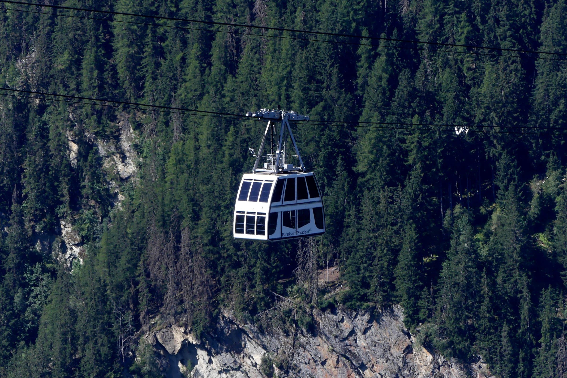 Cabine à deux étages du Vanoise Express au-dessus de la forêt, entre Peisey-Vallandry et Montchavin