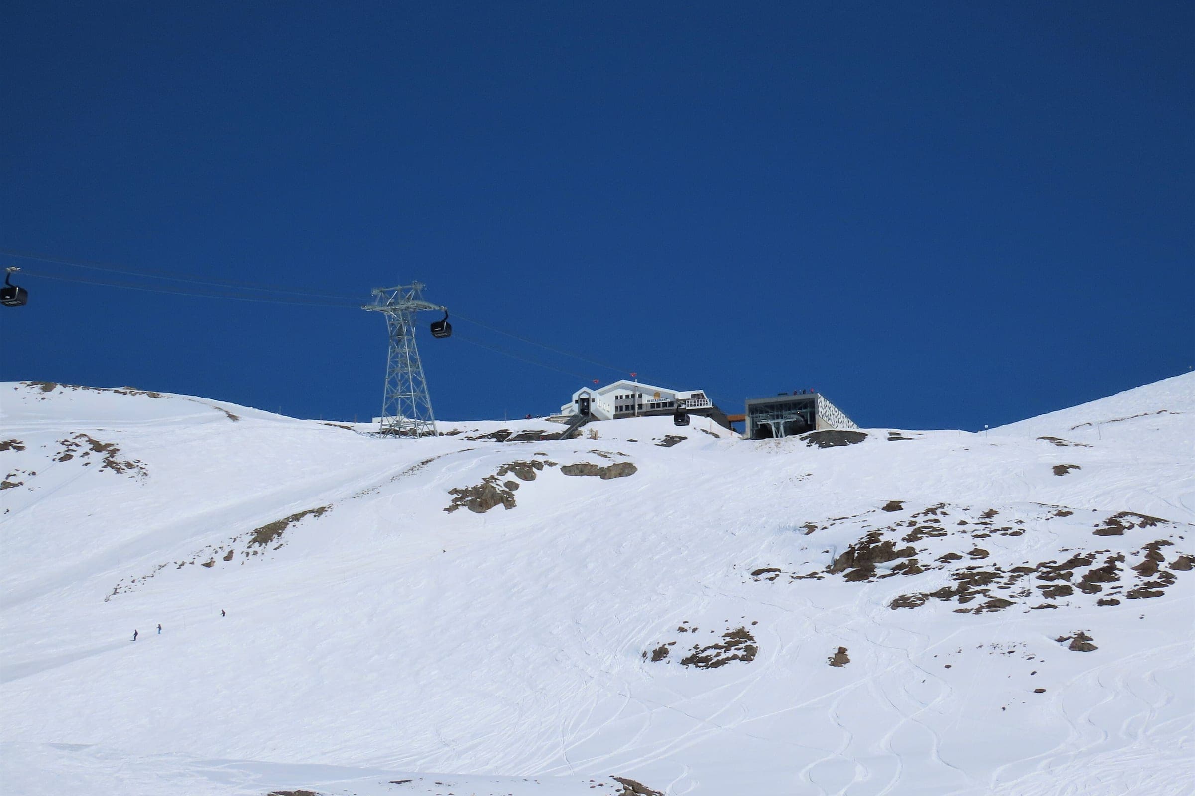 Gare d'arrivée et cabines du téléphérique 3S du Jandri sur le glacier, Les Deux Alpes