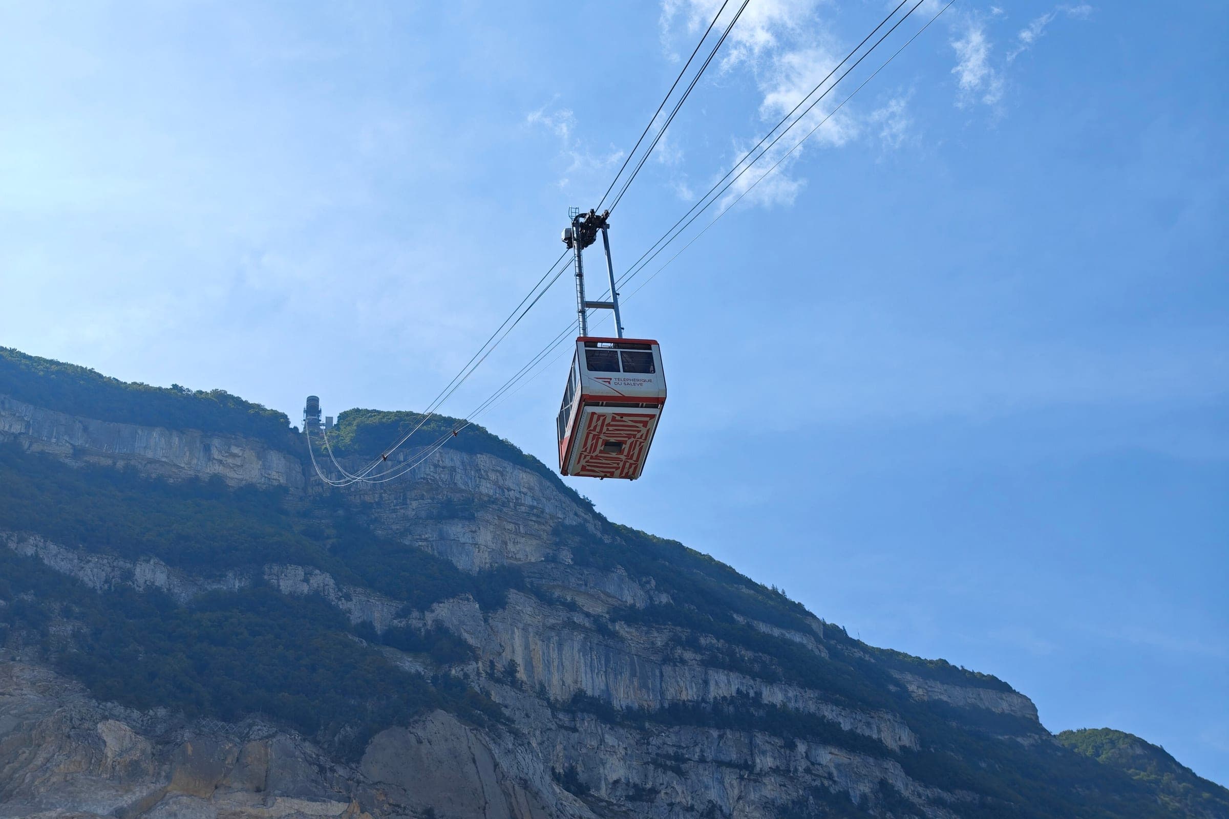 Cabine du téléphérique du Salève devant la falaise calcaire, au-dessus de Genève